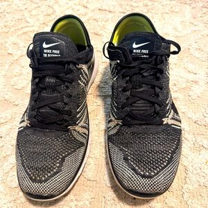 Nike Free Run TR flynit 5.0 size 8.5 shoe in great condition black and white